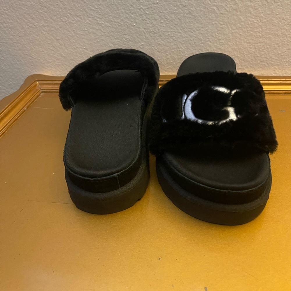BRAND NEW UGG LATON FUR SLIDE SANDALS !!!